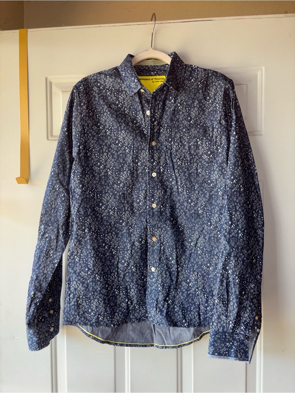 Descendant of Thieves by Dres Ladro navy/white floral button down shirt size S